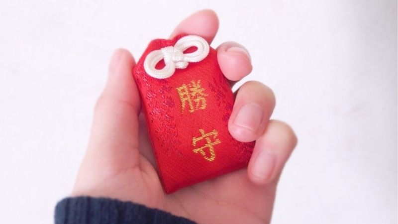 Người chơi bài kết hợp bùa và kiến thức để tăng cơ hội thắng